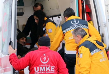 112 acil ekipleri hastalar için karlı yolları aşıyor