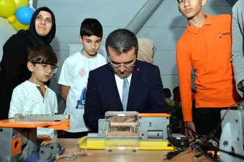 Vali Memiş: Teknolojiye hakim gençler yetiştireceğiz