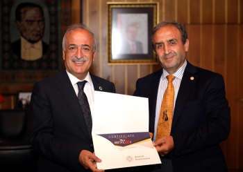 Akademisyenler ödüllerini Çomaklı’dan aldı
