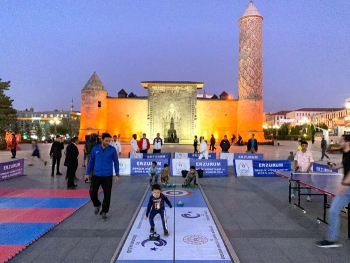 Gece gündüz spor yapıyorlar