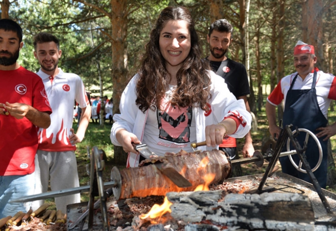 Vali Memiş’ten Milli Atletlere Cağ Kebap ziyafeti