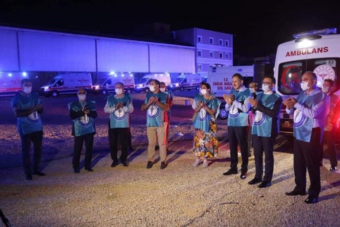 Ambulans sirenleri sağlık çalışanları için çaldı
