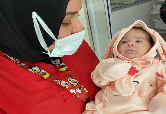 Afgan annenin terk ettiği bebeğe sağlıkçılar sahip çıktı