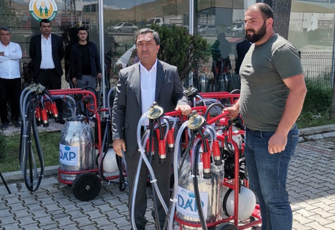 DAP’tan 100 çiftçiye süt sağım makinesi