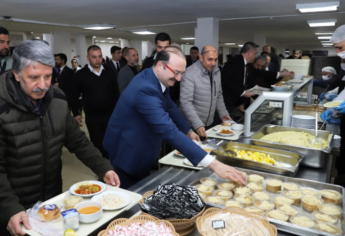 Rektör Hacımüftüoğlu öğrencilerle iftar yaptı