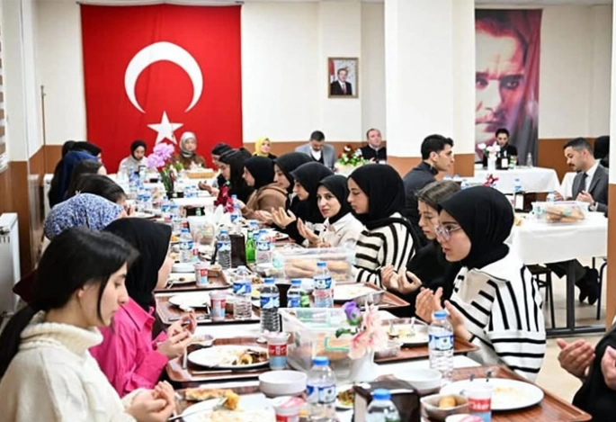 Vali Çiftçi öğrencilerle iftar yaptı