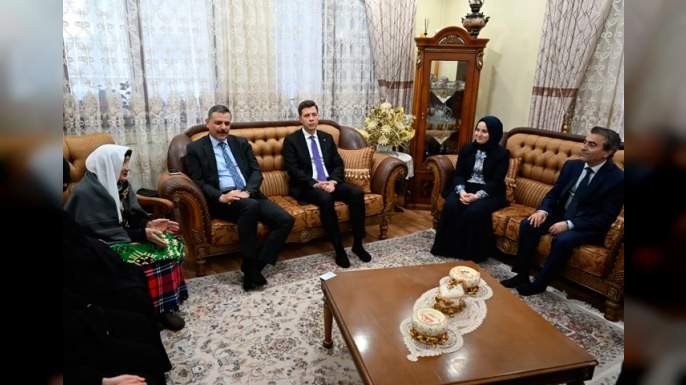 Vali Çiftçi Şahteret nineyi ziyaret etti
