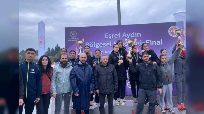 Çakmur şampiyon atletleri ödüllendirdi