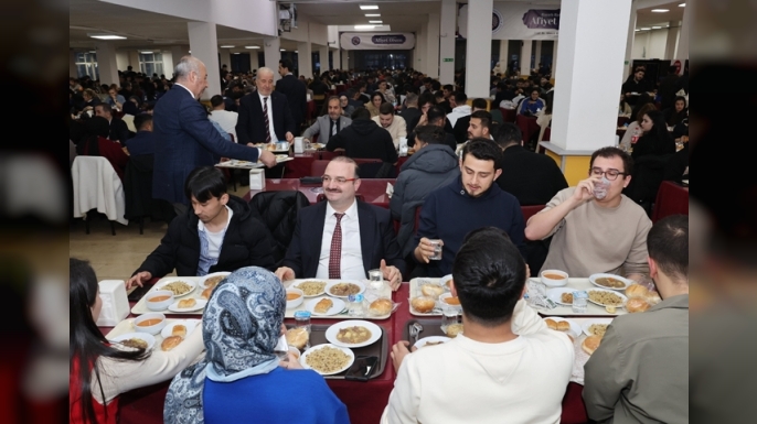 Rektör Hacımüftüoğlu Öğrencilerle İftarda buluştu