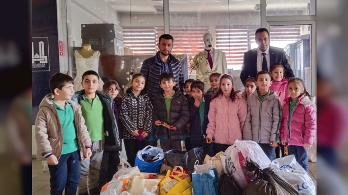 Öğrencilerden Hayır Çarşısı’na Gıda Bağışı