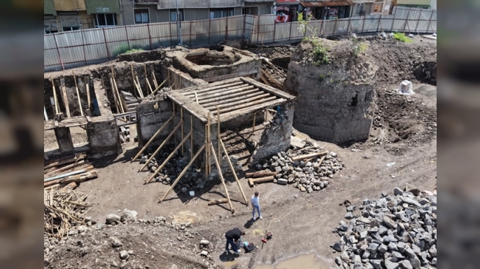 Ahi Toman Baba Kümbeti Restore diliyor