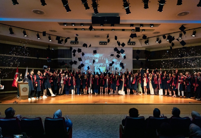 Atatürk Üniversitesi mezunlarını uğurladı