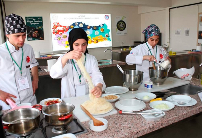 Liseliler yemekte yarıştı