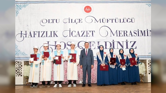 Oltu'da 54 genç hafız dualarla icazet aldı