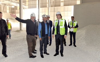 Vali Memiş Manyezit Fabrikasını inceledi